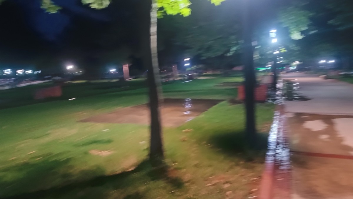 Cumhuriyet Parkı'nda Sulama Tepkisi: Vatandaşlar Akşam Saatlerinde Dinlenemiyor