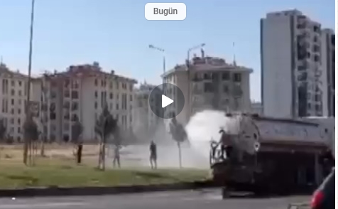  Diyarbakır'da Kavurucu Sıcakta Çocuklar Sulama Suyuyla Serinledi