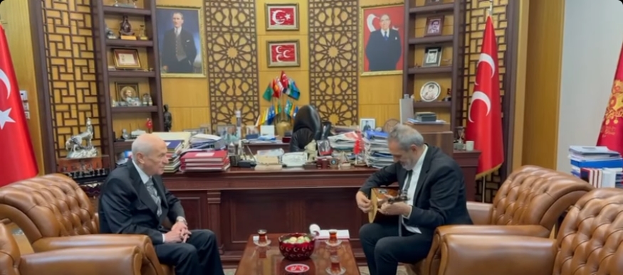 Yavuz Bingöl'den Devlet Bahçeli'ye Bağlama Hediyesi