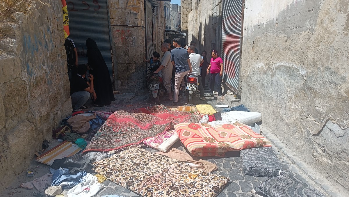 Eyyübiye'de Sokak Ev Eşyalarıyla Kapandı, Vatandaşlar Tepkili