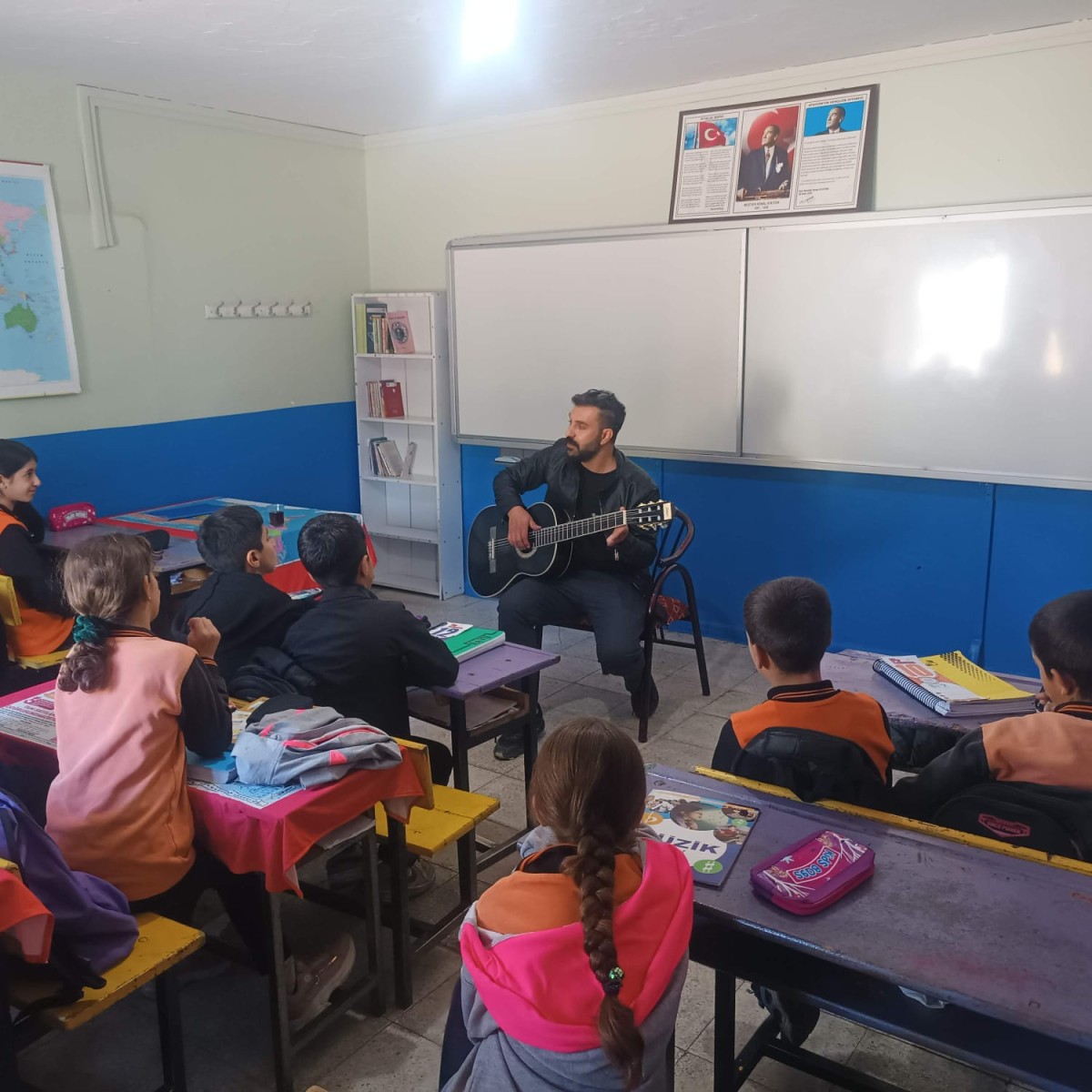 SESSİZ DÜNYAYA DOKUNAN BİR EĞİTİMCİ