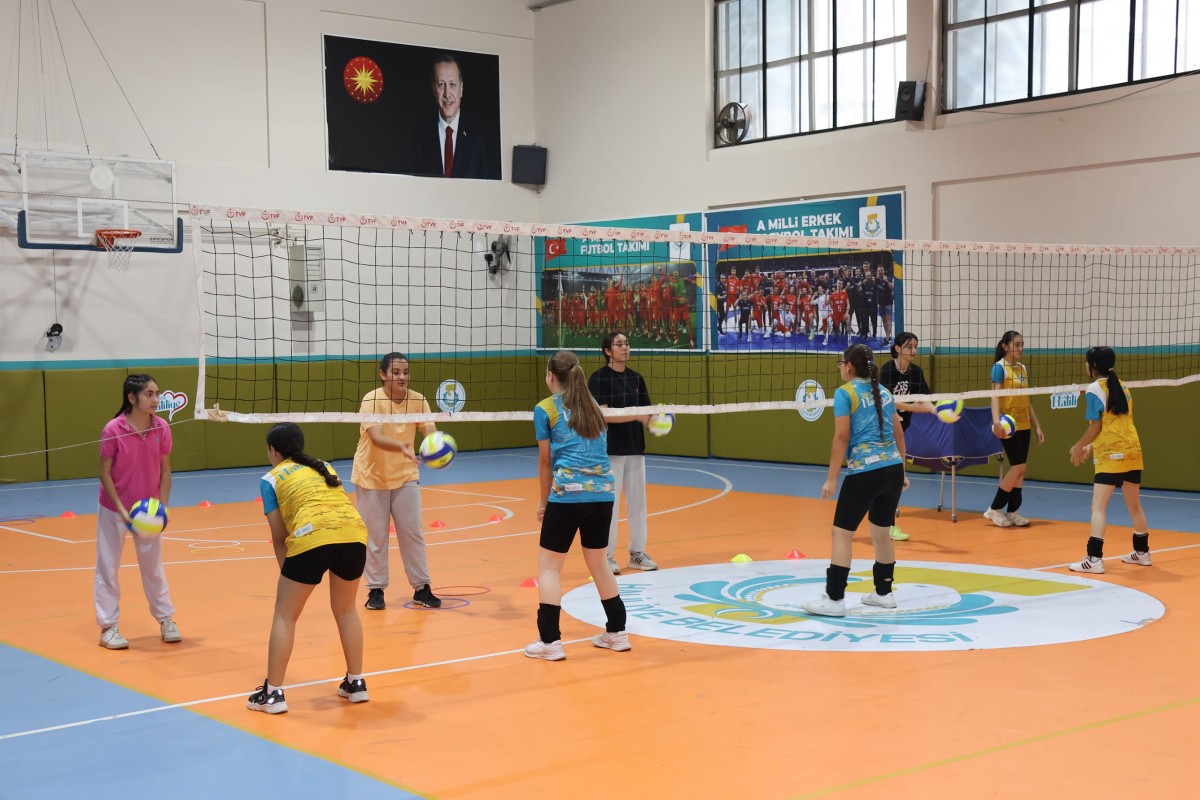 HALİLİYE'DE GENÇLER VOLEYBOL KURSUNDA GELECEĞE HAZIRLANIYOR