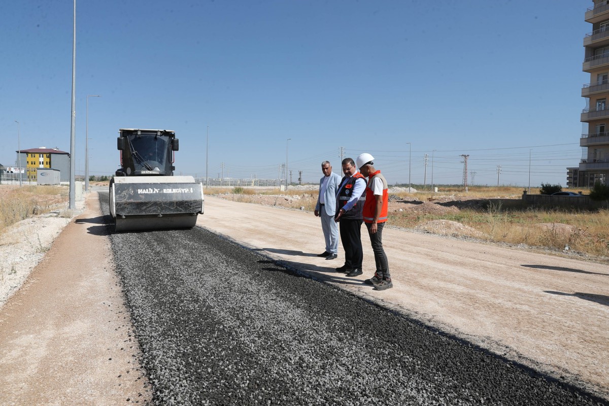 HALİLİYE’DE ASFALT DEVRİMİ: KENDİ ASFALTINI ÜRETİP KENDİ YOLUNU YAPIYOR