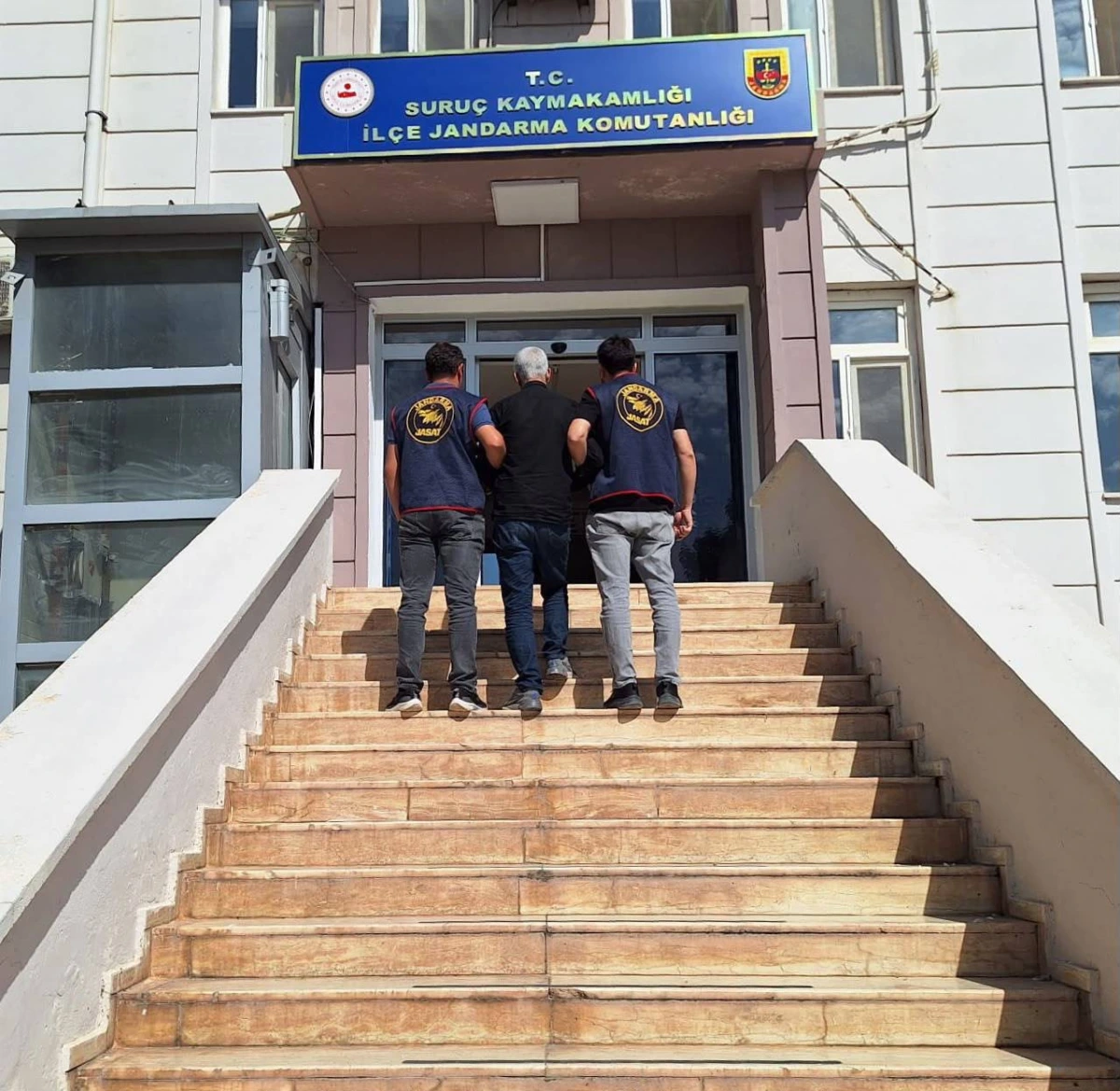 ŞANLIURFA’DA 5 YIL HAPİS CEZASIYLA ARANAN ŞAHIS SURUÇ’TA YAKALANDI
