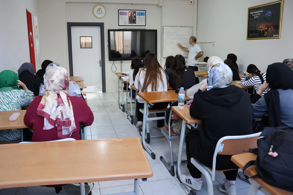 Bahçelievler Gençlik ve Eğitim Merkezi’nde Sınavlara Hazırlanan Gençlere Ücretsiz Dershane Hizmeti Veriliyor