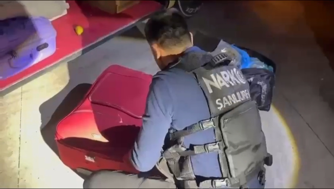 ŞANLIURFA’DA YOLCU OTOBÜSÜNDE 16 KİLO 400 GRAM SKUNK ELE GEÇİRİLDİ