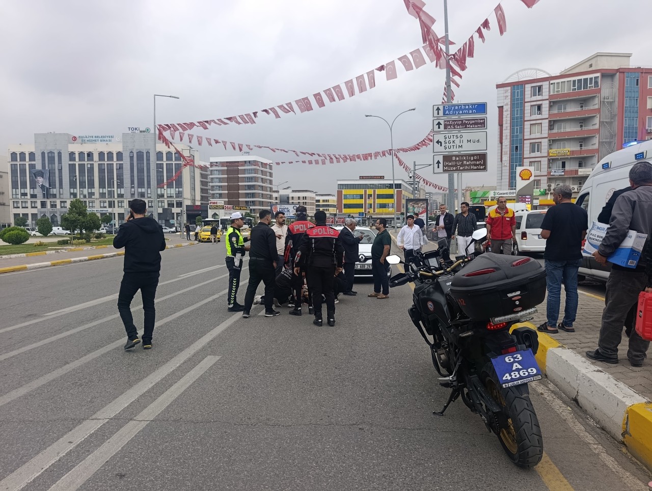 Şanlıurfa valilik kavşağında meydana gelen trafik kazası 16 yaşında çocuk ağır yaralandı